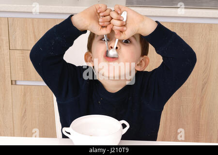 Happy little boy avente una sana prima colazione Foto Stock