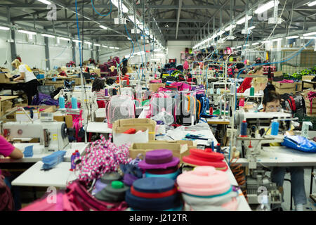 Industrial occupato sul luogo di lavoro di cucitura Foto Stock