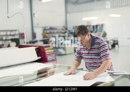 Professional abbigliamento industriale designer che lavora secondo lo schema Foto Stock