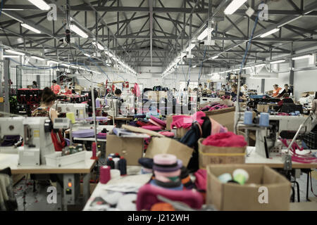 Industrial occupato sul luogo di lavoro di cucitura Foto Stock