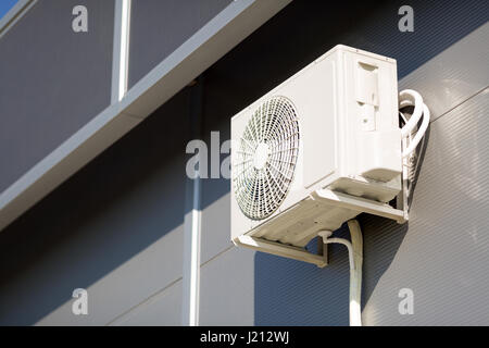 Aria condizionata esterna unità esterna installata a calore di battaglia Foto Stock