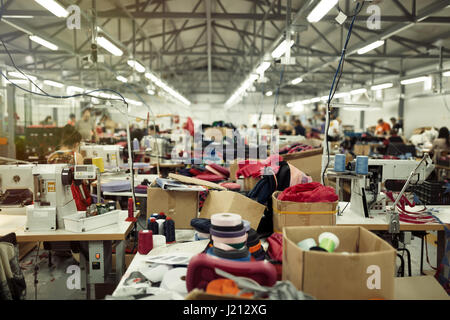 Industrial occupato sul luogo di lavoro di cucitura Foto Stock