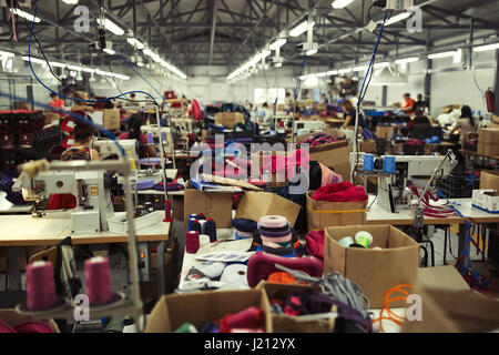 Industrial occupato sul luogo di lavoro di cucitura Foto Stock