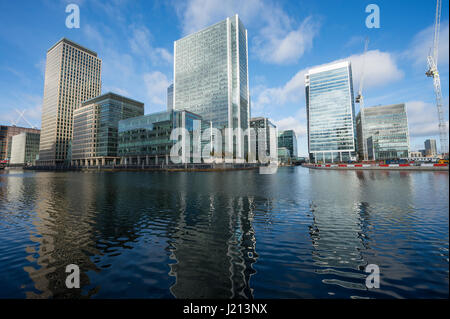 Londra - 13 novembre 2016: i moderni grattacieli di Canary Wharf, la città in espansione di centro finanziario, stare sopra il fiume Tamigi. Foto Stock