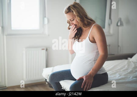 Bella donna incinta la sofferenza con la pancia crampi e dolore Foto Stock
