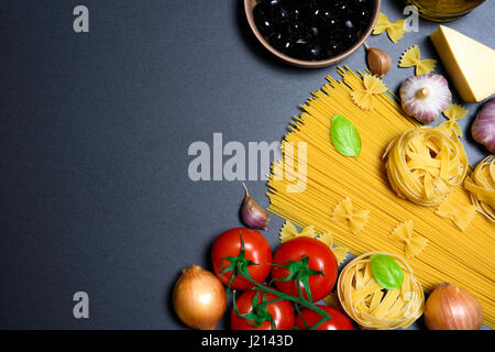 Vista superiore: pasta o spaghetti italiano sulla pietra nera sullo sfondo di ardesia Foto Stock