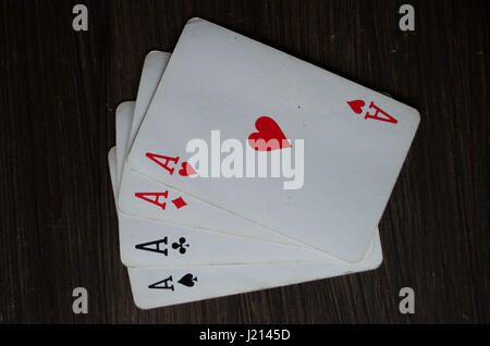 Quattro carte da gioco Aces sul tavolo di legno vicino fino Foto Stock