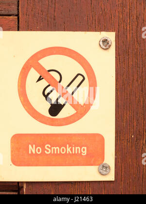 Un inchiodati e avvitata segno rosso e bianco e nero dicendo per non fumatori con un cerchio attraversato da una CIG sigaretta non è permesso di salute sicurezza res privata Foto Stock