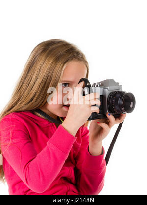 Bambina con una vecchia macchina fotografica isolato su uno sfondo bianco. I concetti : fotografia, retrò, turismo, lo stile di vita. I concetti : fotografia, retrò, tour Foto Stock