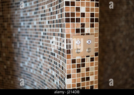 Digitale moderno bagno di vapore con piastrelle a mosaico Foto Stock