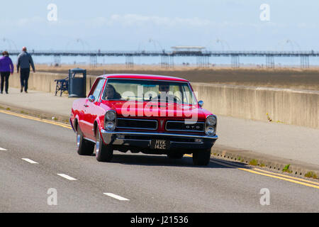 1965 rosso Pontiac GTO 6500cc benzina; Auto dal Veteran Gawsworth Hall e Rally classico a Victoria Park, Southport, Merseyside, Regno Unito Foto Stock