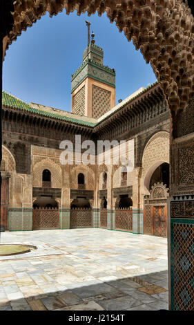 Cortile interno con architettura islamica di Bou Inania madrasa, ornati carving sulle pareti intonacate e sul lavoro di legno, la Medina di Fez, Marocco Foto Stock