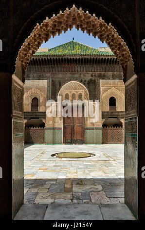 Cortile interno con architettura islamica di Bou Inania madrasa, ornati carving sulle pareti intonacate e sul lavoro di legno, la Medina di Fez, Marocco Foto Stock