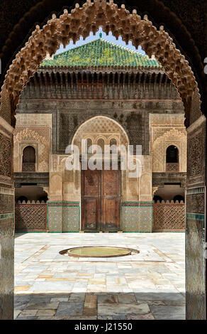 Cortile interno con architettura islamica di Bou Inania madrasa, ornati carving sulle pareti intonacate e sul lavoro di legno, la Medina di Fez, Marocco Foto Stock