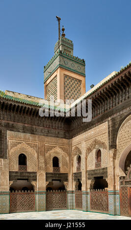 Cortile interno con architettura islamica di Bou Inania madrasa, ornati carving sulle pareti intonacate e sul lavoro di legno, la Medina di Fez, Marocco Foto Stock