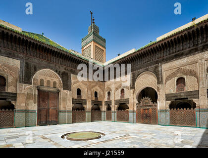 Cortile interno con architettura islamica di Bou Inania madrasa, ornati carving sulle pareti intonacate e sul lavoro di legno, la Medina di Fez, Marocco Foto Stock