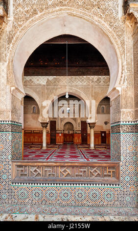 Cortile interno con architettura islamica di Bou Inania madrasa, ornati carving sulle pareti intonacate e sul lavoro di legno, la Medina di Fez, Marocco Foto Stock