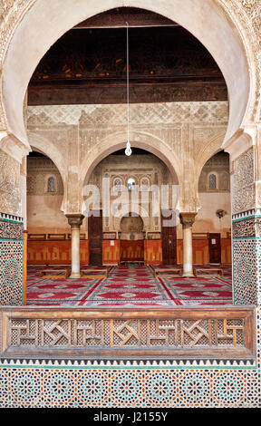 Cortile interno con architettura islamica di Bou Inania madrasa, ornati carving sulle pareti intonacate e sul lavoro di legno, la Medina di Fez, Marocco Foto Stock