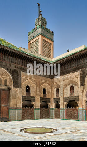 Cortile interno con architettura islamica di Bou Inania madrasa, ornati carving sulle pareti intonacate e sul lavoro di legno, la Medina di Fez, Marocco Foto Stock