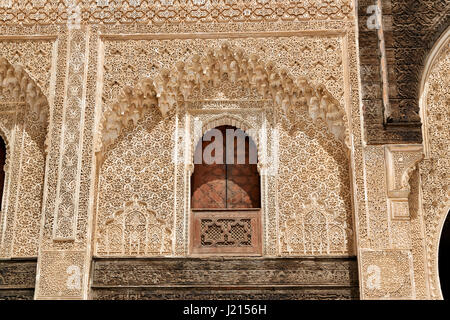 Cortile interno con architettura islamica di Bou Inania madrasa, ornati carving sulle pareti intonacate e sul lavoro di legno, la Medina di Fez, Marocco Foto Stock