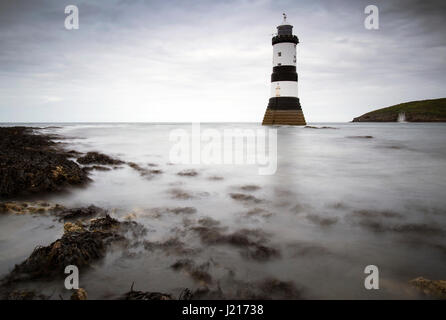 Fotografia di © Jamie Callister. Faro Penmon, Anglesey, Galles del Nord, 21 aprile 2017. Foto Stock