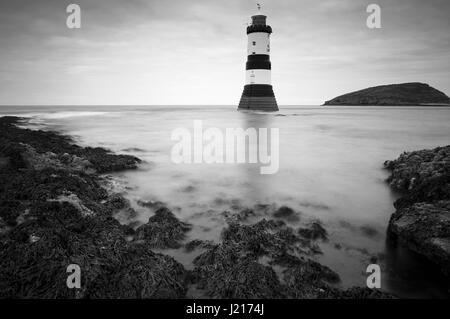 Fotografia di © Jamie Callister. Faro Penmon, Anglesey, Galles del Nord, 21 aprile 2017. Foto Stock