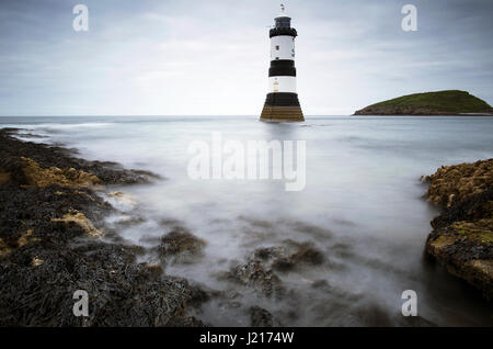 Fotografia di © Jamie Callister. Faro Penmon, Anglesey, Galles del Nord, 21 aprile 2017. Foto Stock