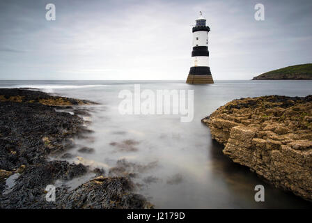 Fotografia di © Jamie Callister. Faro Penmon, Anglesey, Galles del Nord, 21 aprile 2017. Foto Stock