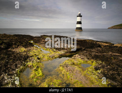 Fotografia di © Jamie Callister. Faro Penmon, Anglesey, Galles del Nord, 21 aprile 2017. Foto Stock