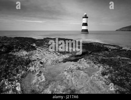 Fotografia di © Jamie Callister. Faro Penmon, Anglesey, Galles del Nord, 21 aprile 2017. Foto Stock