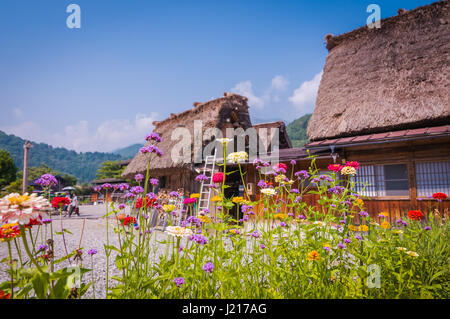 Storico villaggio giapponese Shirakawago in stagione primavera Foto Stock