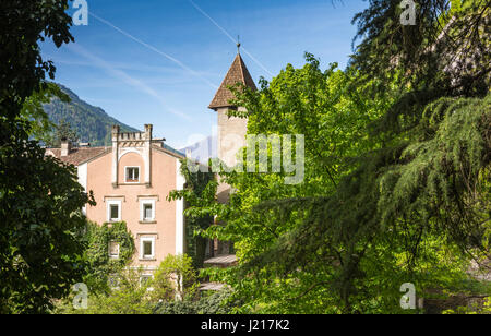 Merano (o Merano) è una città circondata da montagne nei pressi della Val Passeier e della Val Venosta (Alto Adige, Italia) Foto Stock