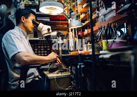 Un lavoro di precisione effettuata dal gioielliere in officina Foto Stock