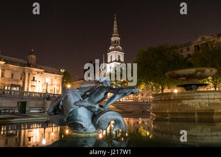 Trafalgar Square di notte. Aprile 2017, LONDRA, REGNO UNITO Foto Stock