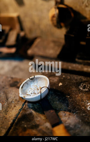 Gioielliere strumenti in un forno usato per articoli di gioielleria artigianale Foto Stock