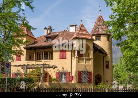 Tipico Alto Adige residence. Merano, Bolzano, Italia. Foto Stock