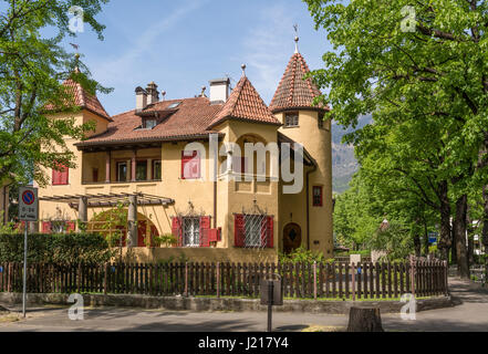 Tipico Alto Adige residence. Merano, Bolzano, Italia. Foto Stock