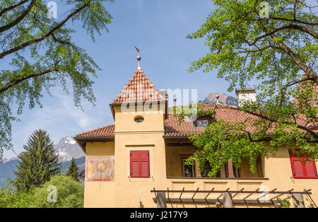 Tipico Alto Adige residence. Merano, Bolzano, Italia. Foto Stock