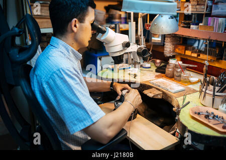 Un lavoro di precisione effettuata dal gioielliere in officina Foto Stock