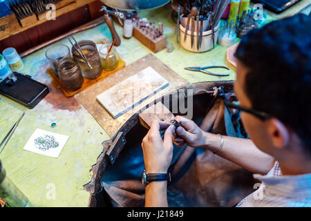 Goldsmith lavorando sul suo banco, creazione di gioielli Foto Stock