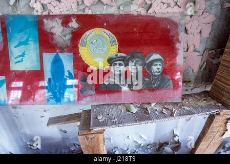 Materiali comunista nel command center edificio delle Repubbliche Duga sistema radar di Chernobyl-2 base militare, zona di Chernobyl di alienazione in Ucraina Foto Stock