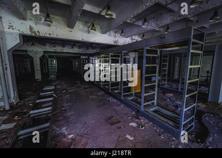 Comunicazione principale edificio del centro dei sovietici Duga sistema radar di Chernobyl-2 base militare, zona di Chernobyl di alienazione in Ucraina Foto Stock