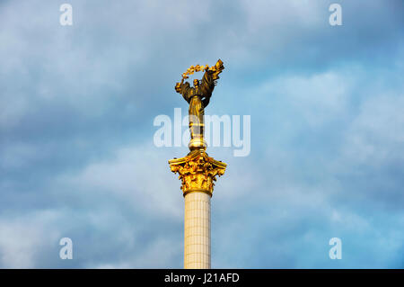 Statua di Berehynia sulla sommità del monumento di indipendenza, Piazza Indipendenza, Kiev, Ucraina Foto Stock