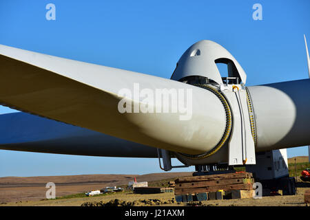 In prossimità della turbina eolica del mozzo e delle pale. Foto Stock