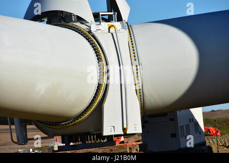 In prossimità della turbina eolica del mozzo e delle pale. Foto Stock