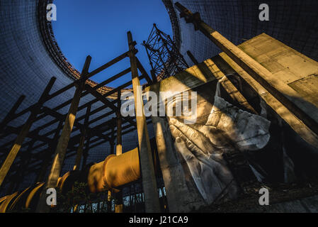 Graffiti nella torre di raffreddamento della centrale nucleare di Cernobyl nella zona di alienazione intorno al reattore nucleare disastro in Ucraina Foto Stock