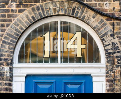 Una finestra ad arco con il numero civico 14 in oro, London, England, Regno Unito Foto Stock