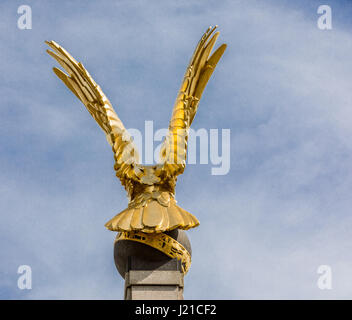 Una piega aquila alato su una guerra memoriali scultura in un parco pubblico di Londra Inghilterra, Regno Unito Foto Stock