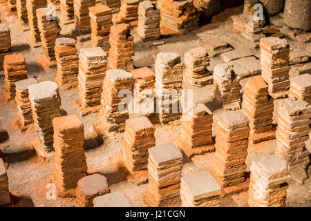 Pile di terracotta Mattoni usati per il supporto di un pavimento nel bagno romano Bagno in Inghilterra, Regno Unito Foto Stock