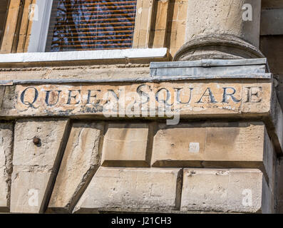 Un vecchio dipinto di strada segno per Queen Square a Londra Inghilterra, Regno Unito Foto Stock